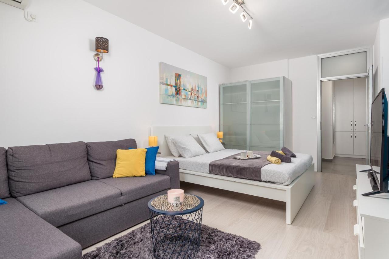 Sunny Studio Apartment With Balcony 里耶卡 外观 照片