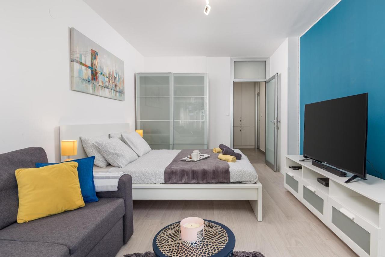 Sunny Studio Apartment With Balcony 里耶卡 外观 照片